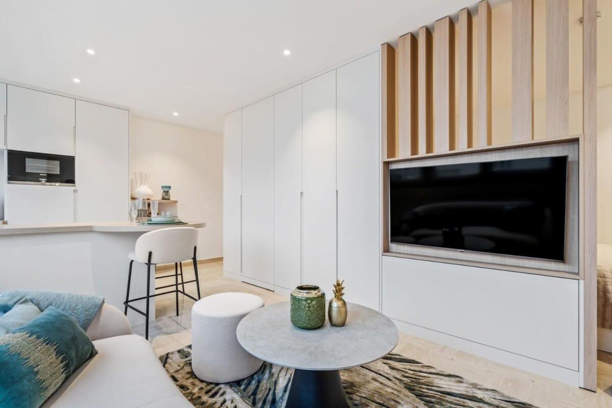 Modern With King Bed, Walk To Attractions Apartamento